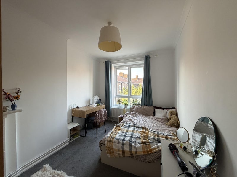 Room Dorset Road in Greater London