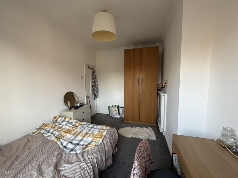 Room Dorset Road in Greater London