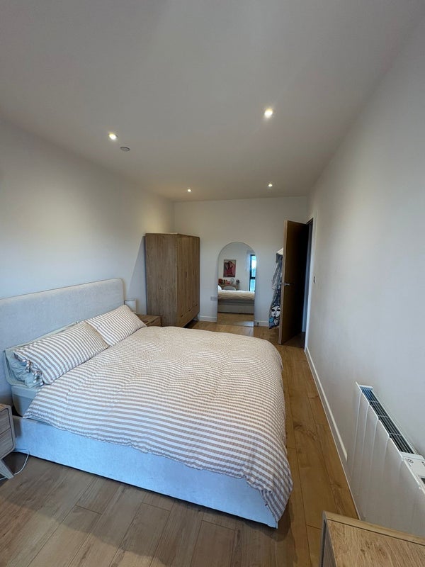 Room Baytree Road in Greater London