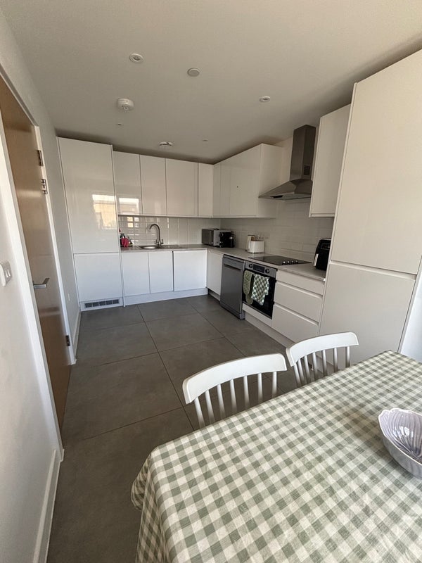 Room Baytree Road in Greater London