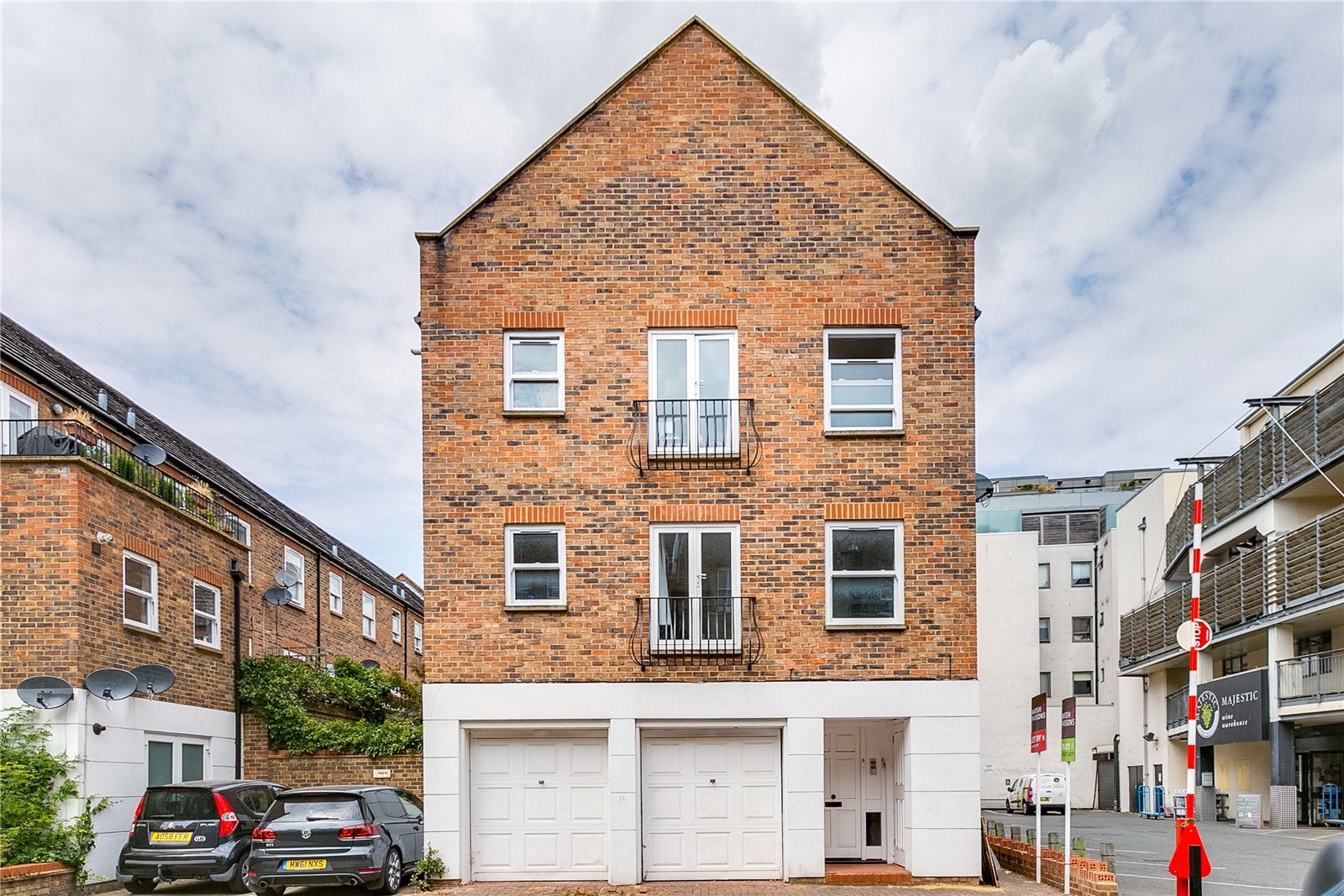 Flat Malwood Road in Greater London