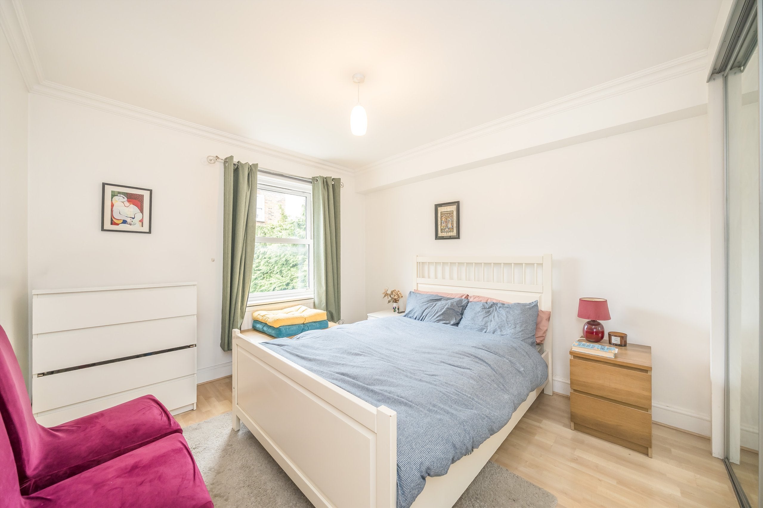 Flat Malwood Road in Greater London