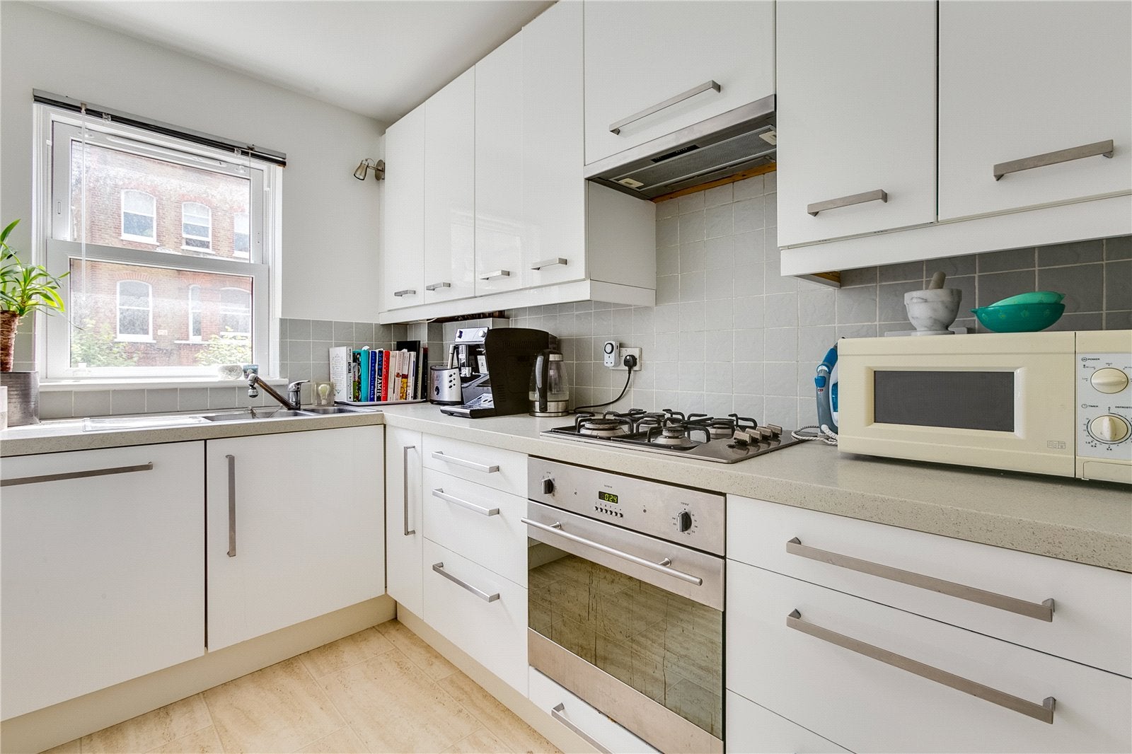 Flat Malwood Road in Greater London