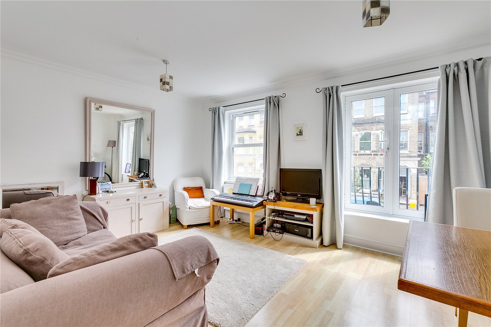 Flat Malwood Road in Greater London