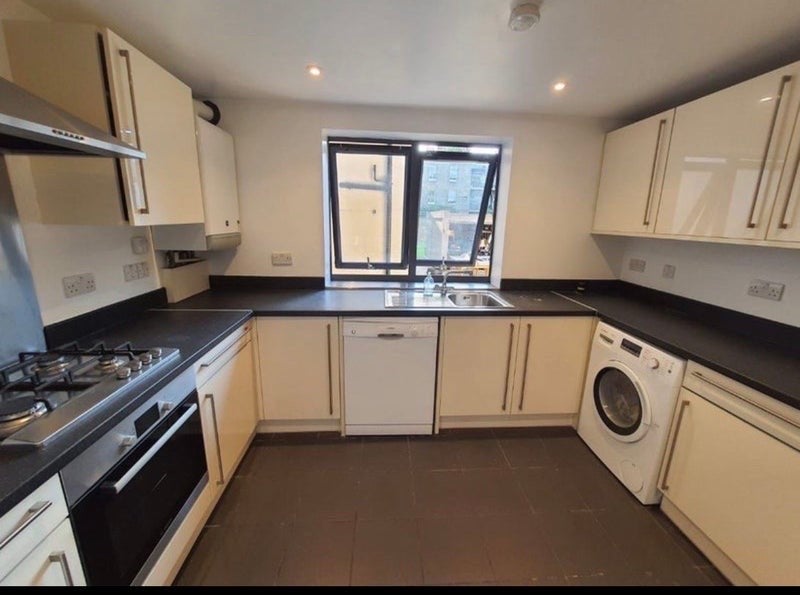 Room Brixton Road in Greater London
