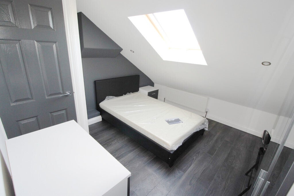 Room Coronation Road in Coventry