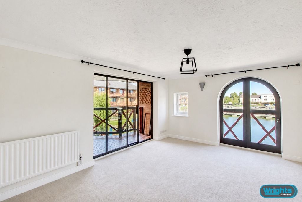 Flat Marina Drive in Staverton