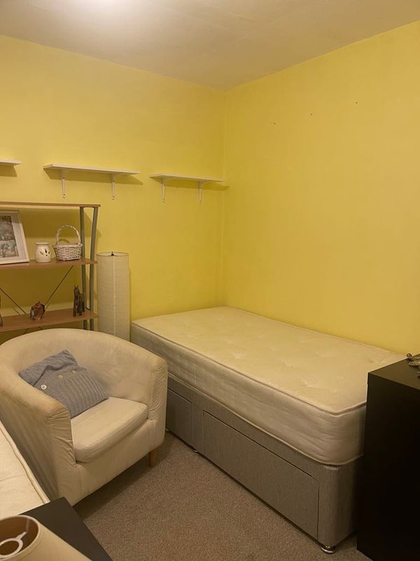 Room Gilmerton Dykes Crescent in City of Edinburgh