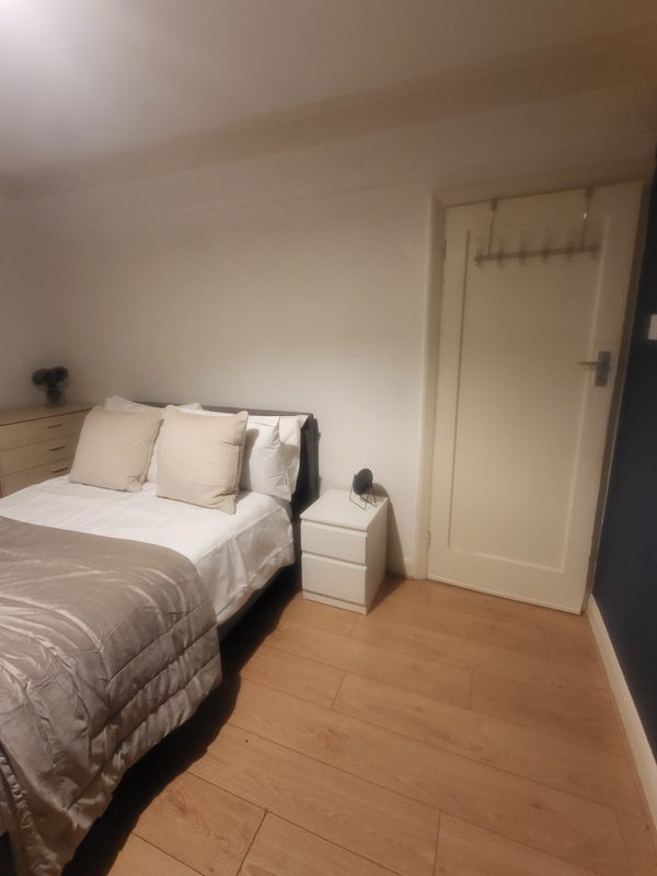 Room Rosemont Road in Greater London