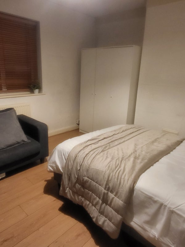 Room Rosemont Road in Greater London