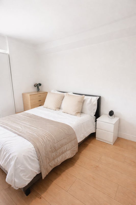 Room Rosemont Road in Greater London