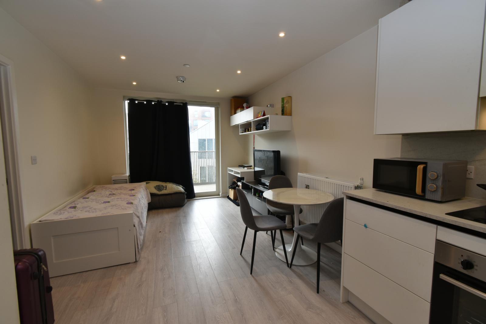 Flat Hargrave Drive in Greater London