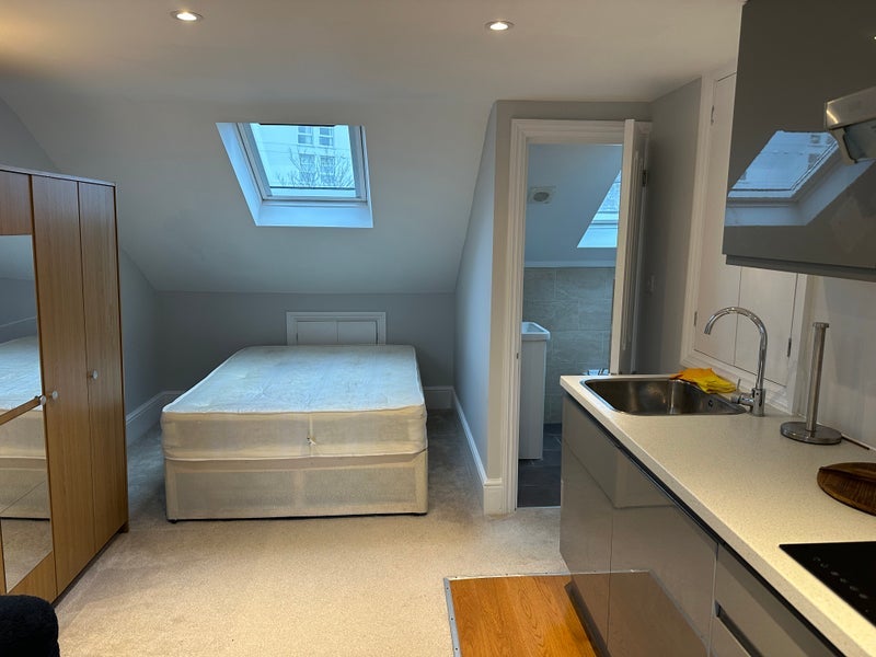 Room Manchester Road in Greater London