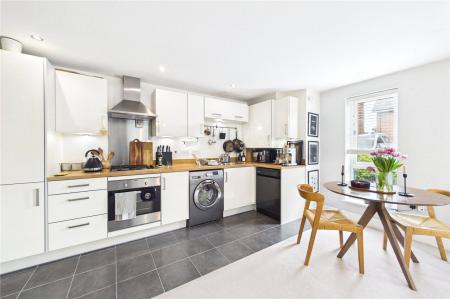 Flat Fullbrook Avenue in Spencers Wood