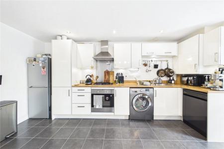 Flat Fullbrook Avenue in Spencers Wood