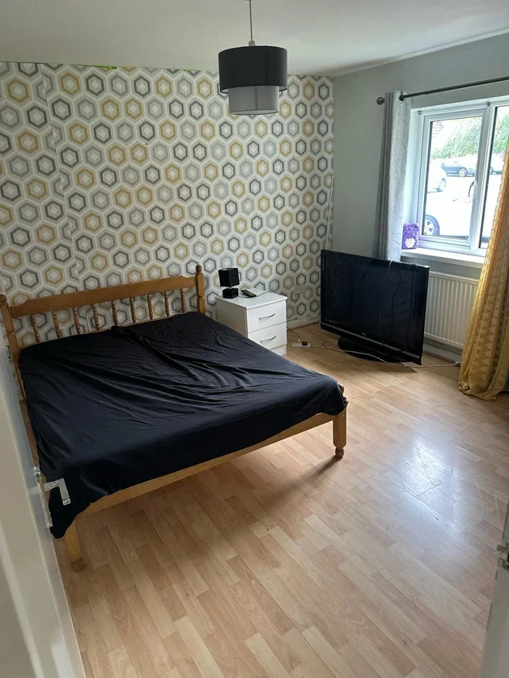 Flat Wren Drive in Greater London