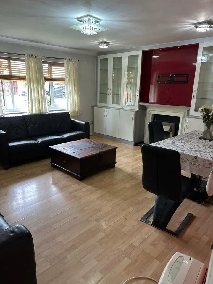 Flat Wren Drive in Greater London