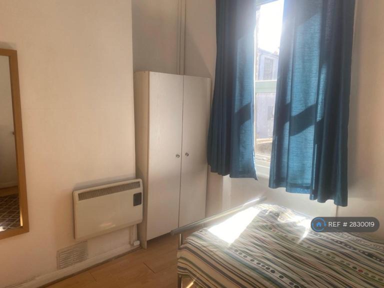 Room Chiswick High Road in Greater London