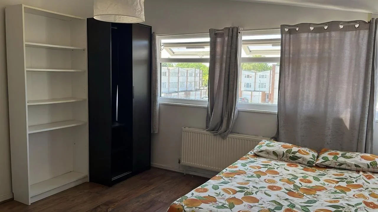 Room Lovett Way in Greater London