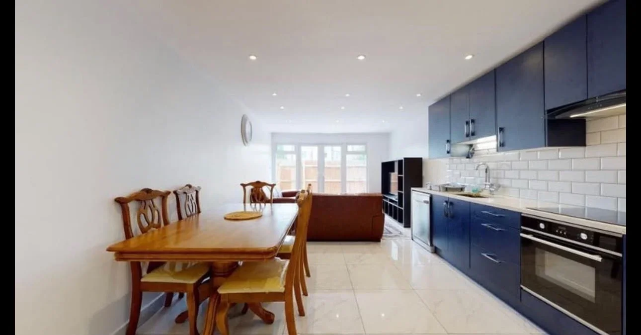Room Lovett Way in Greater London
