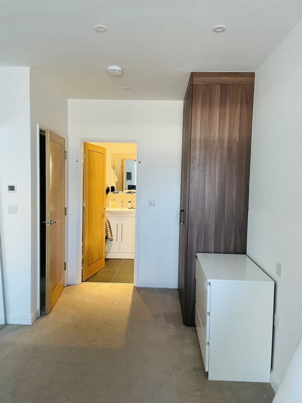 Room Battersea Park Road in Greater London