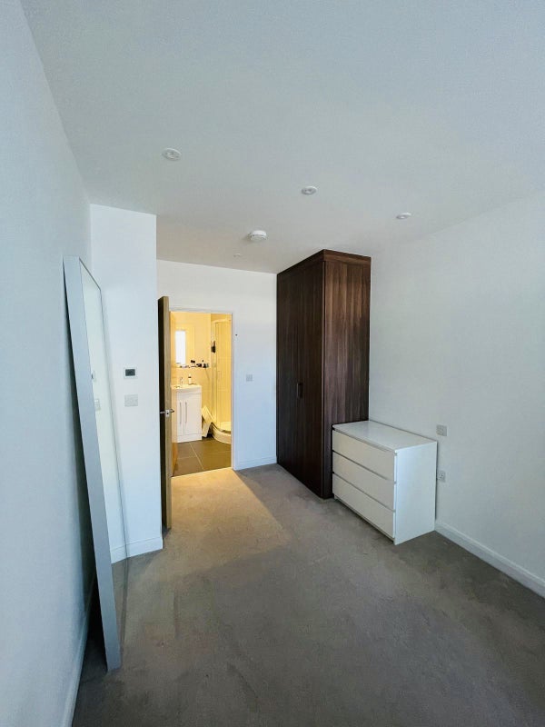 Room Battersea Park Road in Greater London