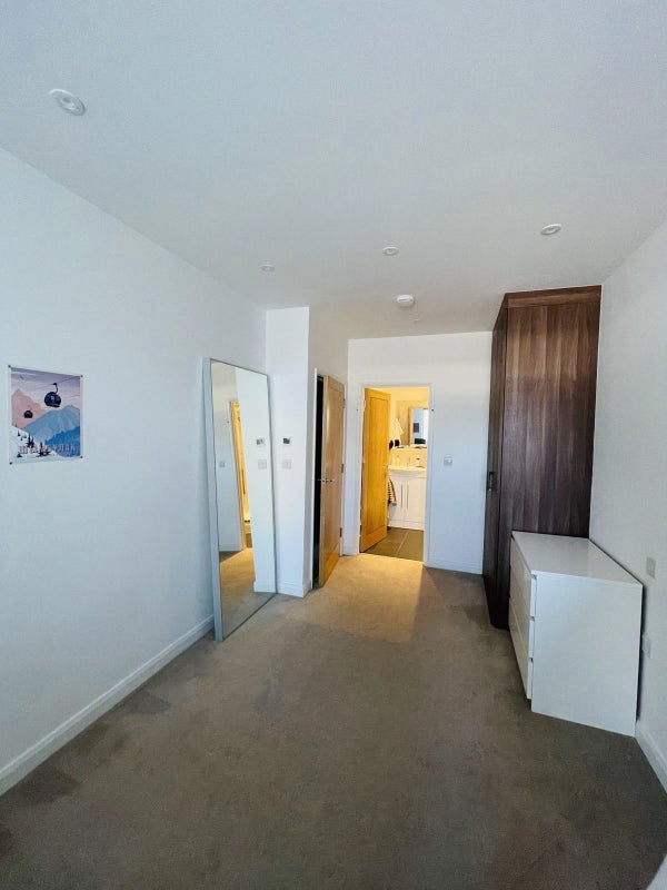 Room Battersea Park Road in Greater London