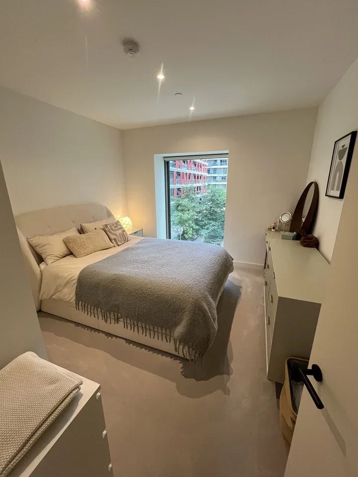 Flat Riverside Walk in Greater London