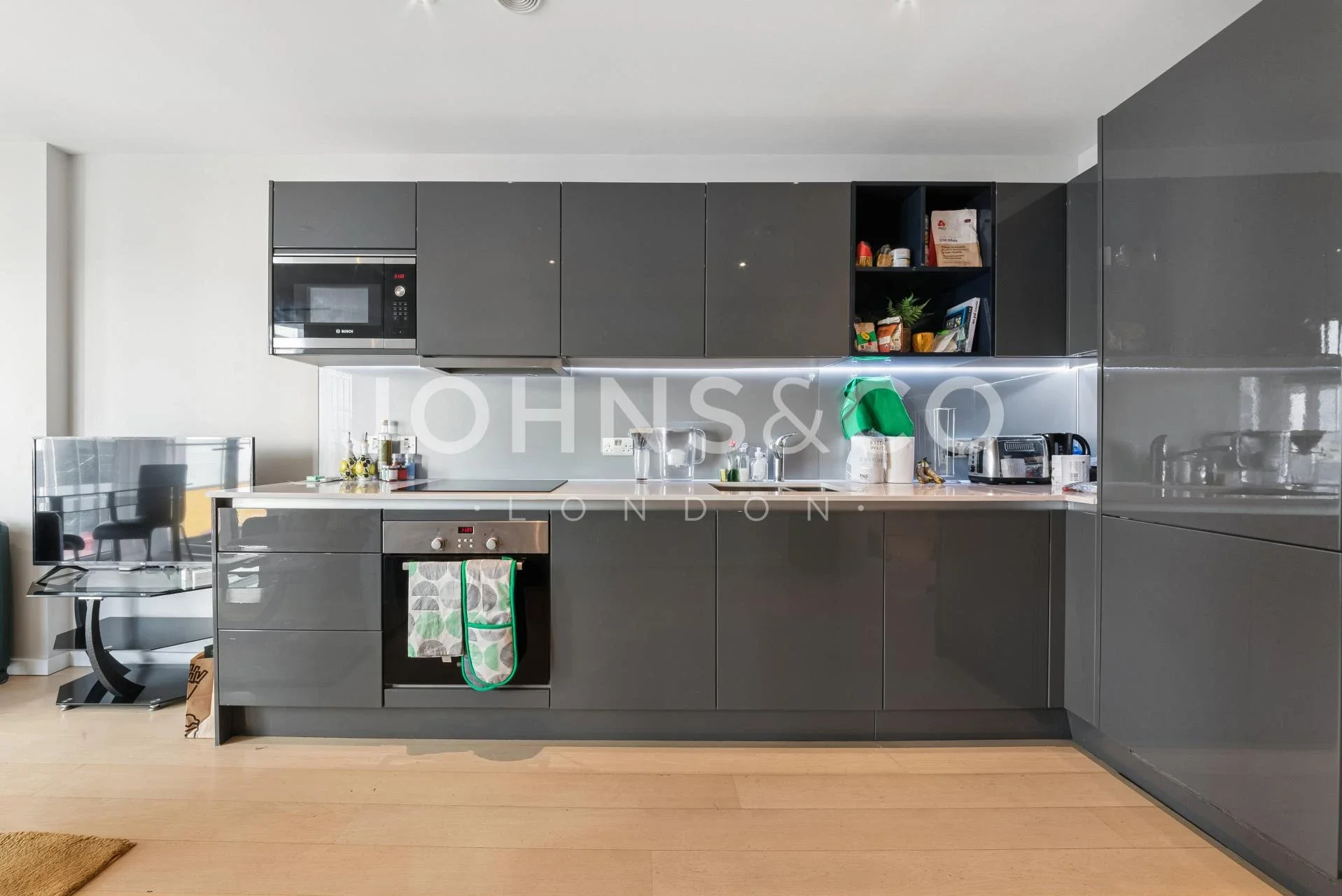 Flat Westfield Avenue in Greater London