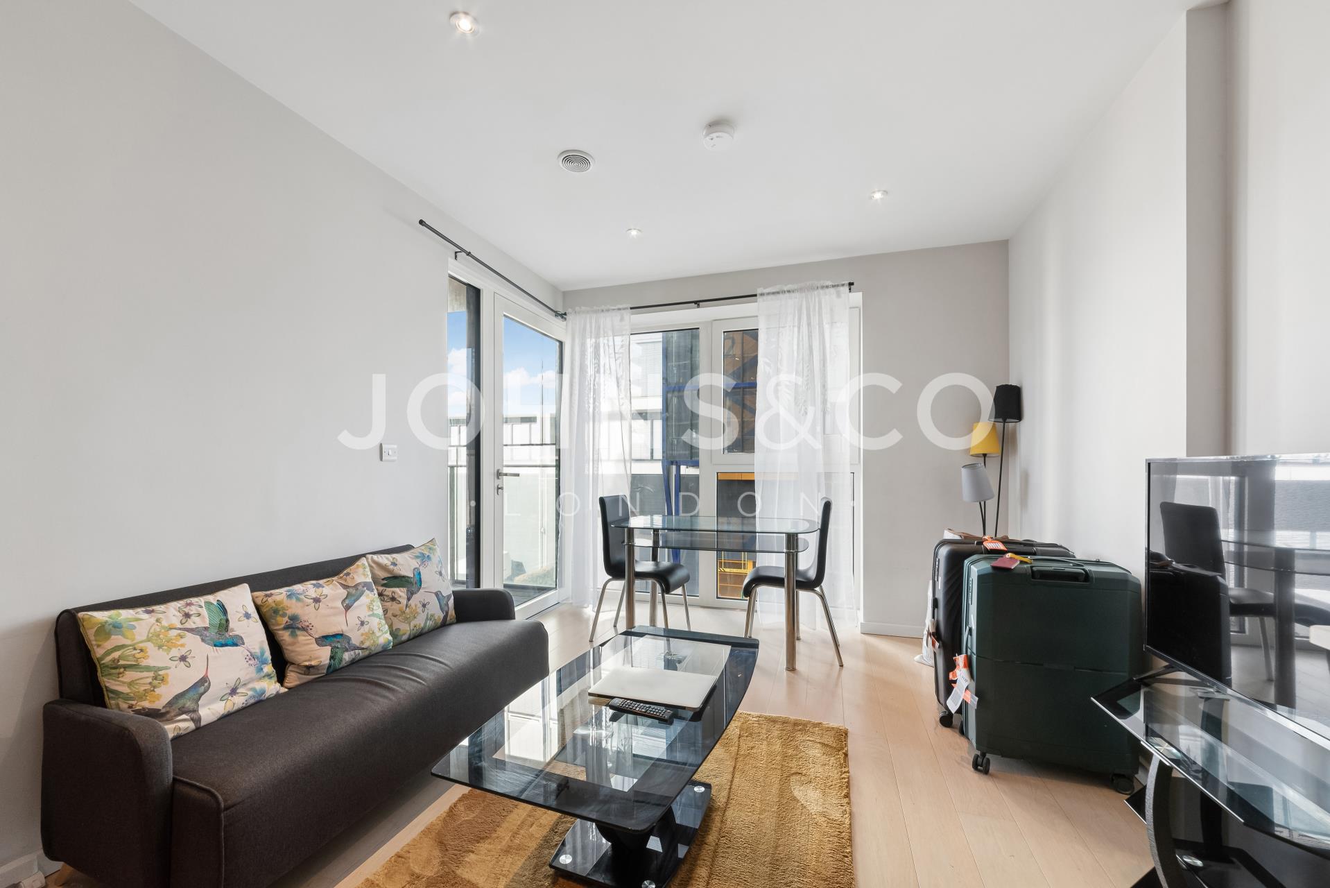 Flat Westfield Avenue in Greater London