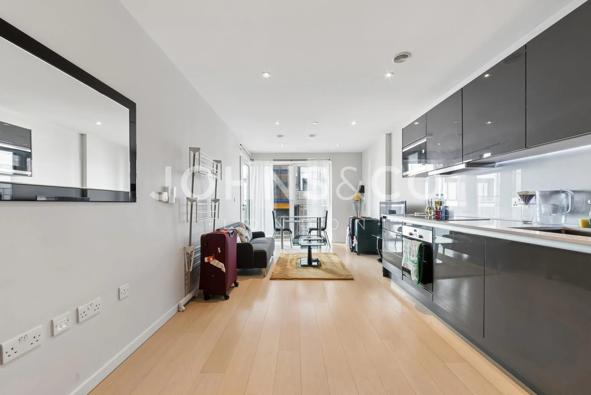 Flat Westfield Avenue in Greater London