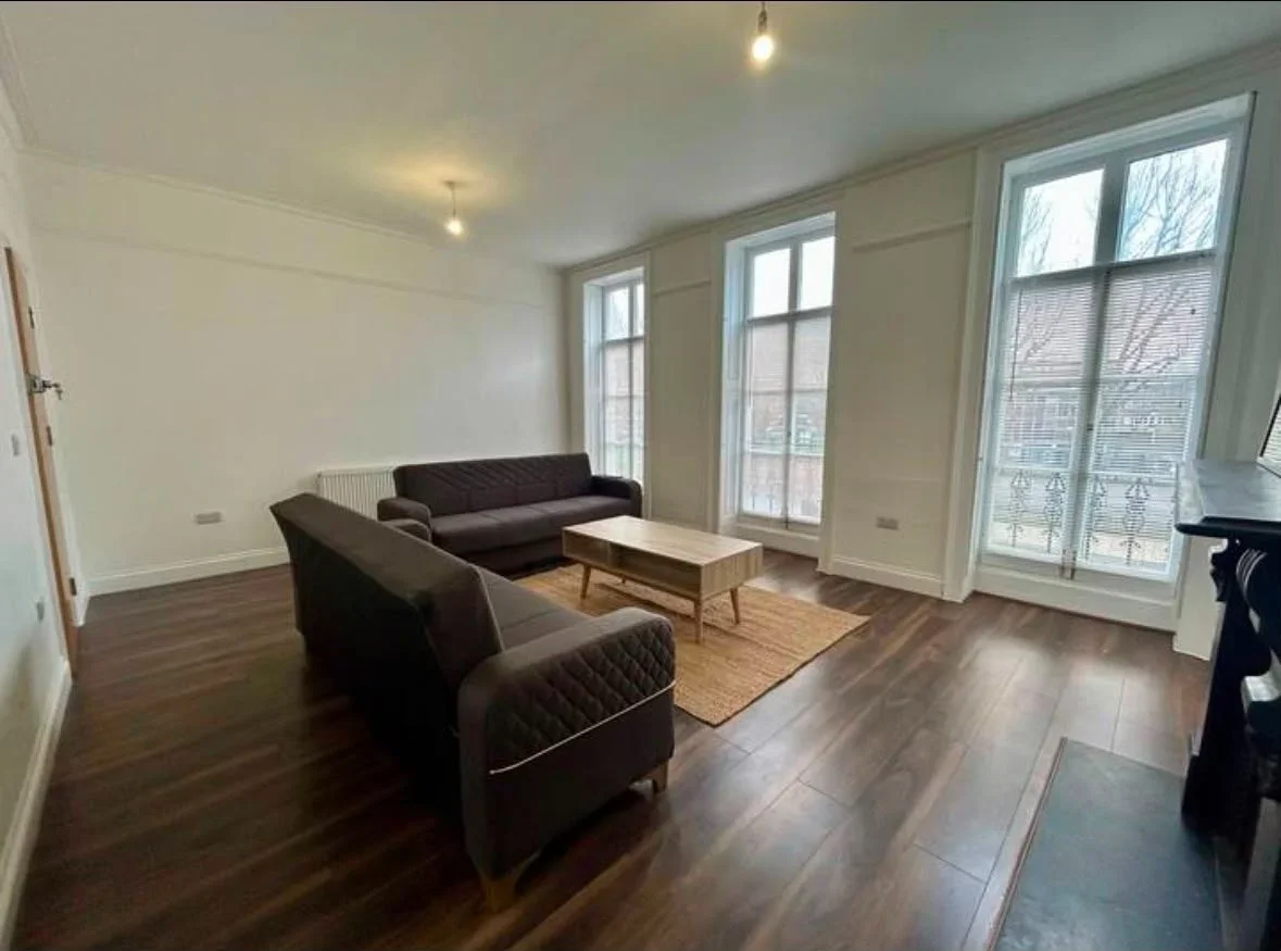 Flat Commercial Road in Greater London