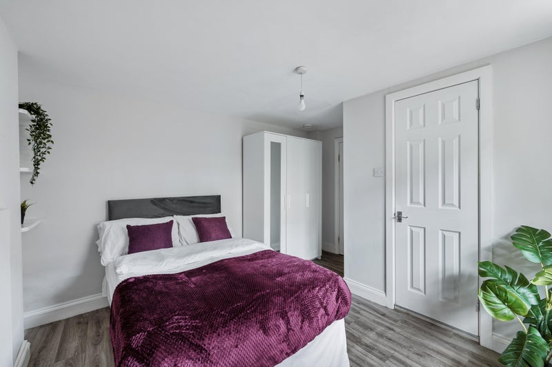 Room Westminster Road in Greater London