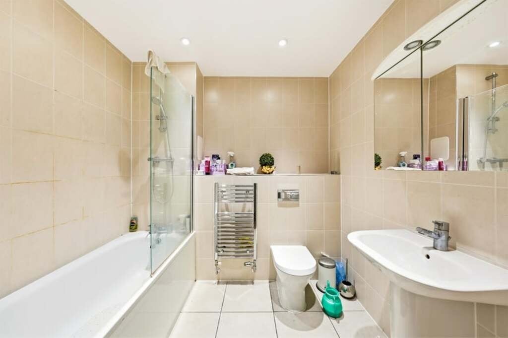 Room Upper North Street in Greater London