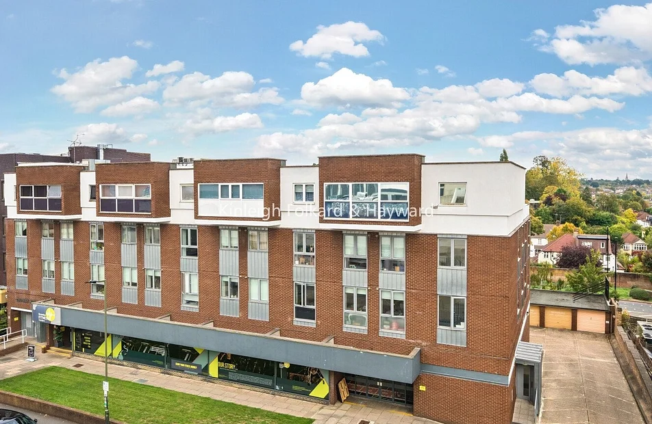 Flat Elmfield Road in Greater London