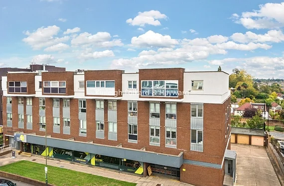Flat Elmfield Road in Greater London