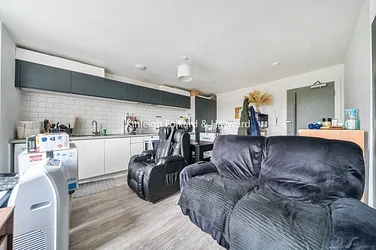 Flat Elmfield Road in Greater London