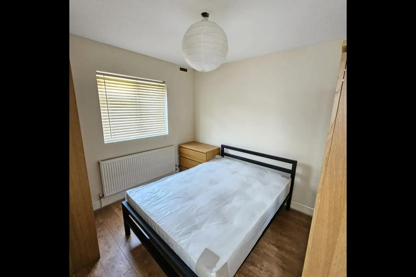 Flat Highfield Avenue in Greater London