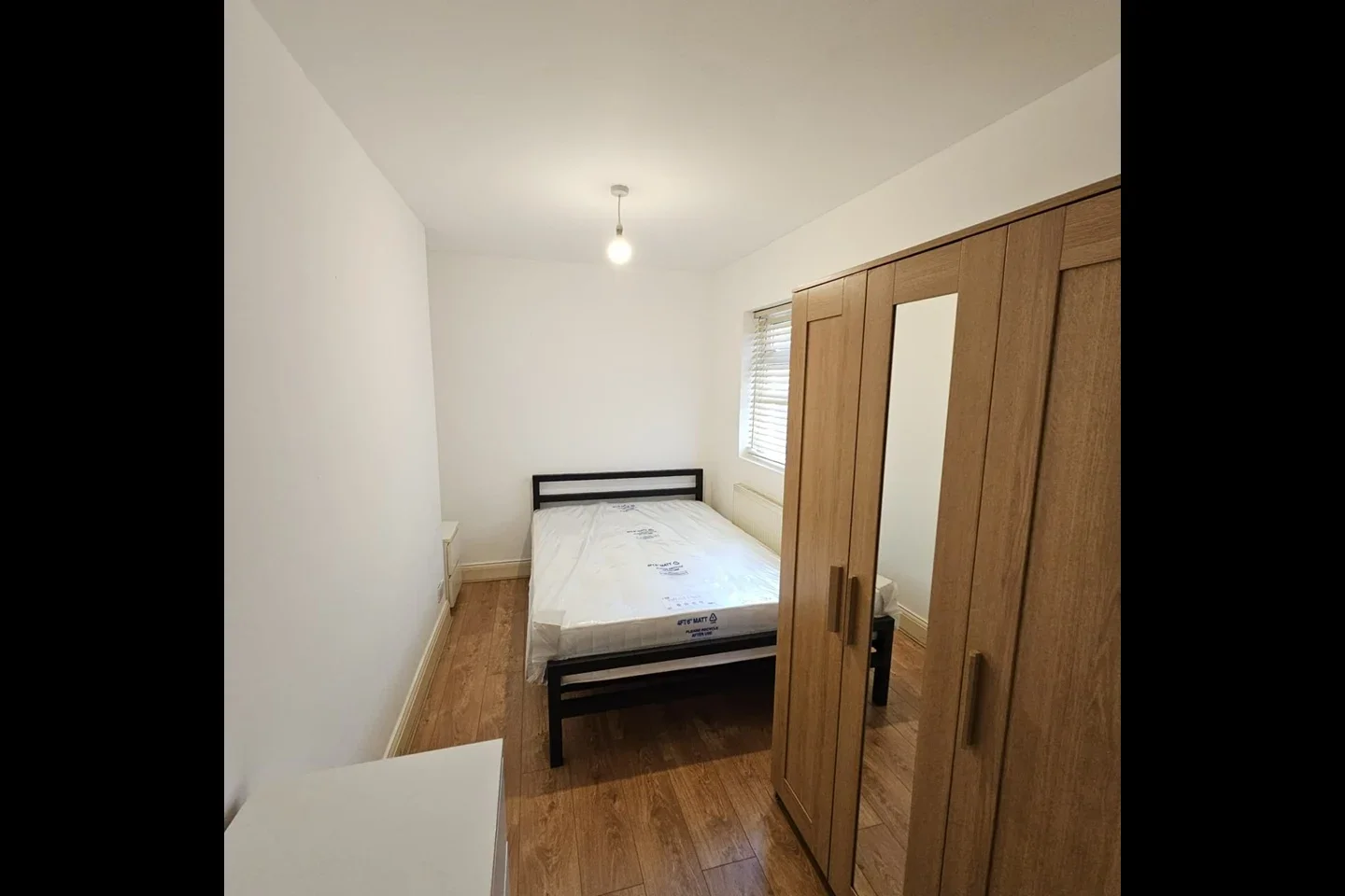 Flat Highfield Avenue in Greater London