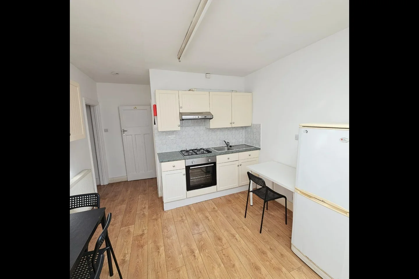 Flat Highfield Avenue in Greater London