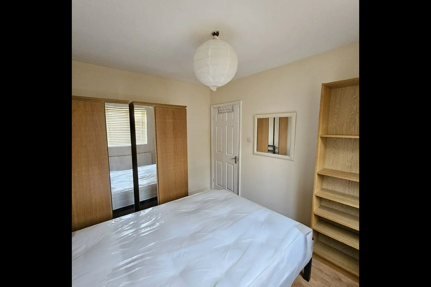 Flat Highfield Avenue in Greater London