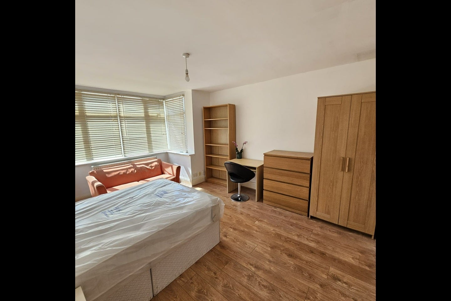 Flat Highfield Avenue in Greater London
