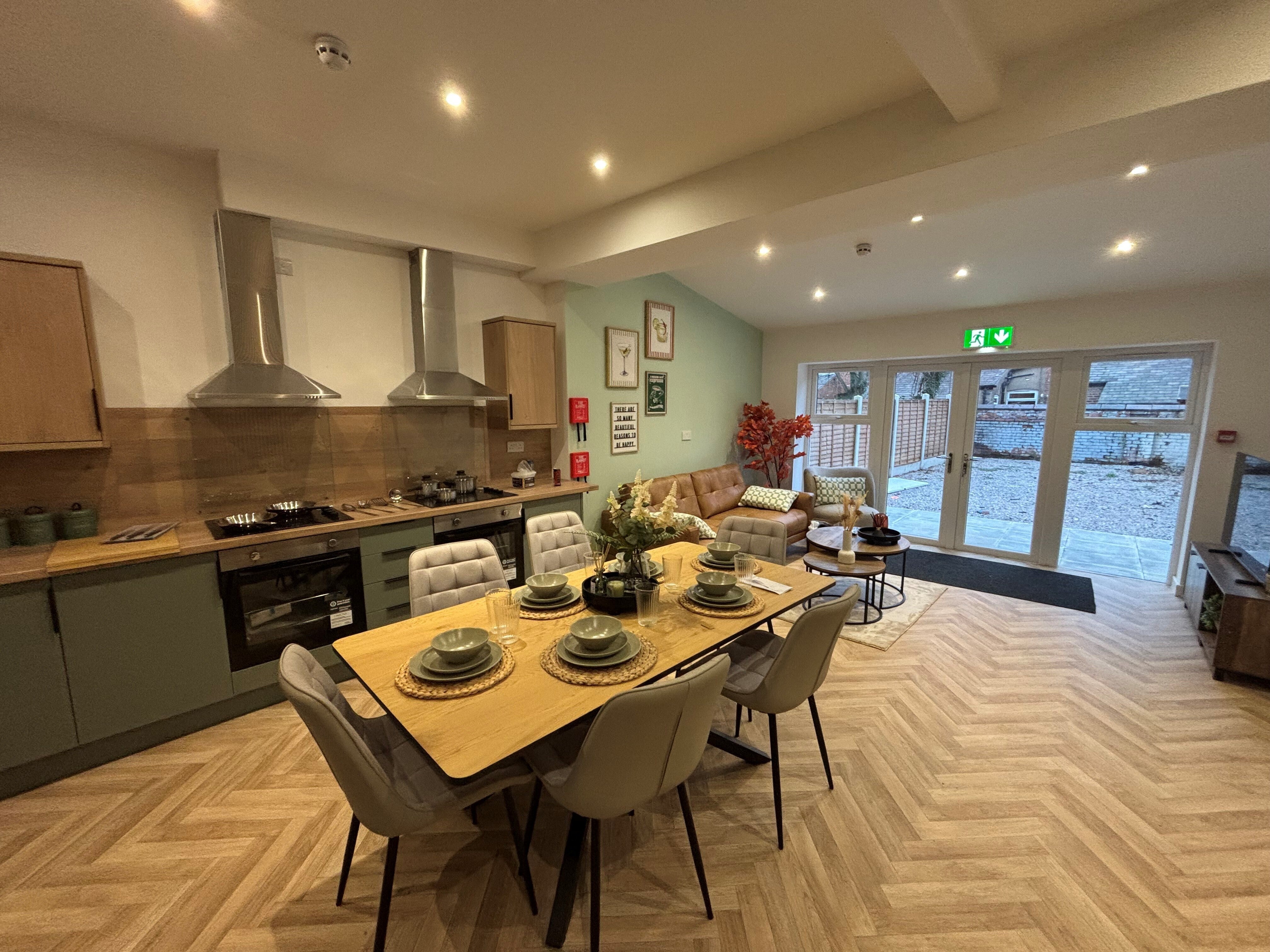 Flat Ainsdale Grove in Stockport