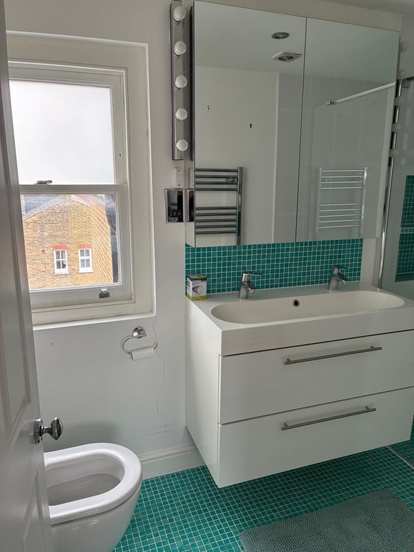 Room Wontner Road in Greater London