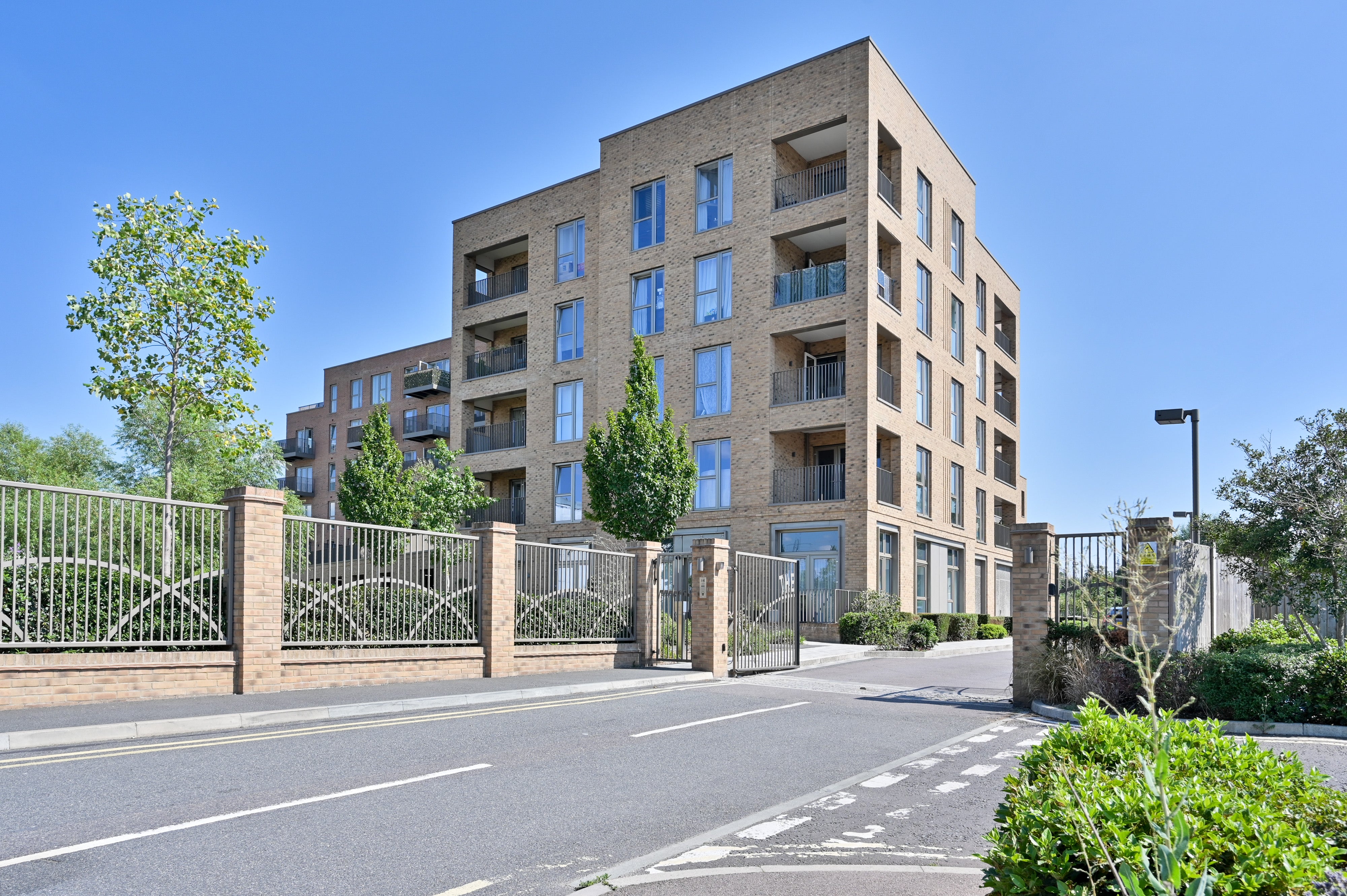 Flat Frogmore Avenue in London