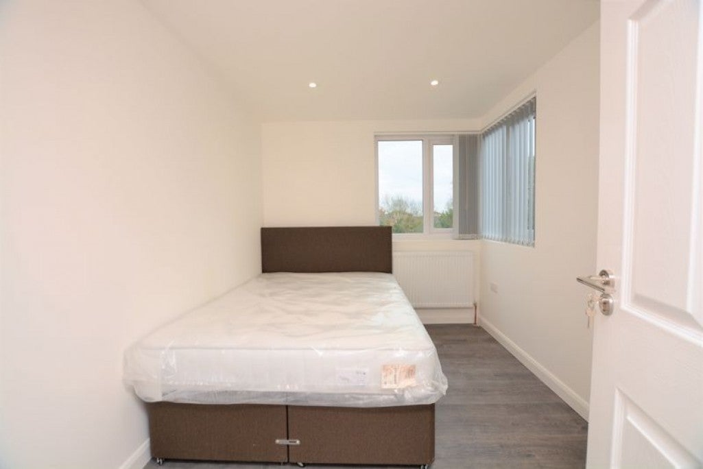 Room High Street in Slough