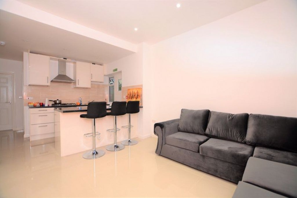 Room High Street in Slough
