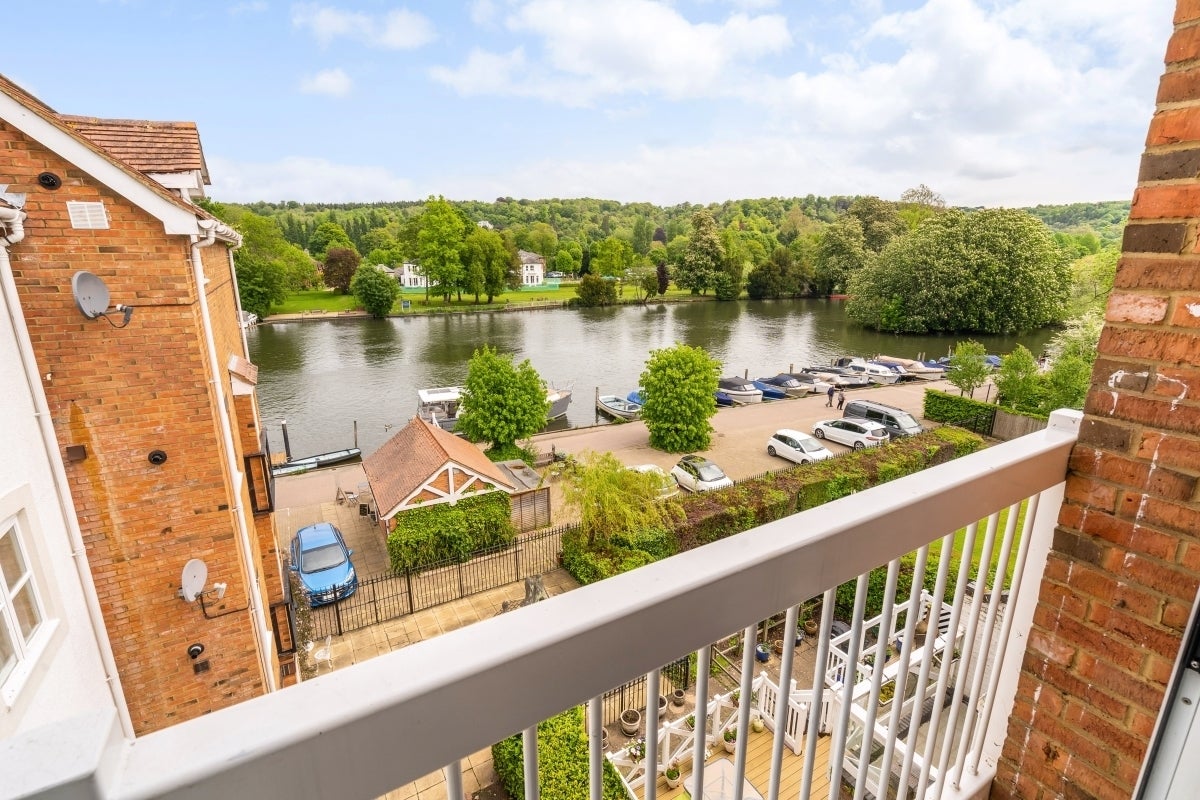 Flat Boathouse Reach in South Oxfordshire