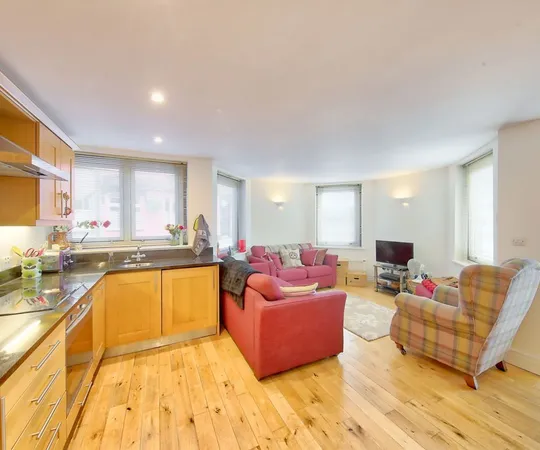 Flat Hampton Road in Greater London