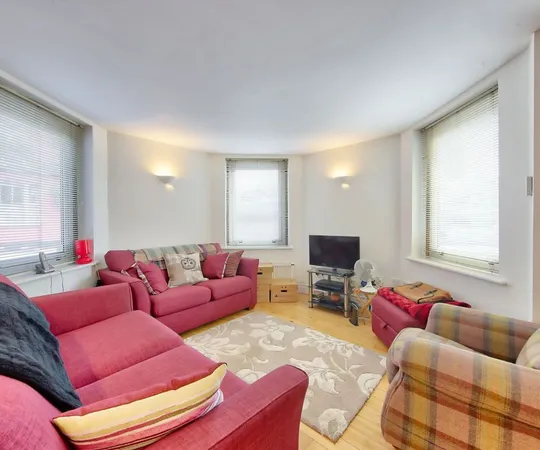 Flat Hampton Road in Greater London
